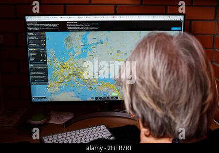 Kiev, Ucraina. 02nd Mar 2022. Il sito web FlightRadar24, un tracker di volo online, non mostra aerei russi in Europa, né ha alcun aereo volato sopra l'Ucraina dall'invasione russa. I paesi europei hanno chiuso il loro spazio aereo agli aerei russi, e le società di leasing sono state costrette a lasciare gli aerei nei campi aerei europei. Credit: SOPA Images Limited/Alamy Live News Foto Stock