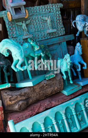 Messico, Guanajuato, San Miguel de Allende, antiche sculture ornamentali in un negozio di antiquariato Foto Stock