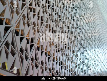 Linee parallele angolate sulla facciata di un edificio dall'architettura moderna. Foto di alta qualità Foto Stock