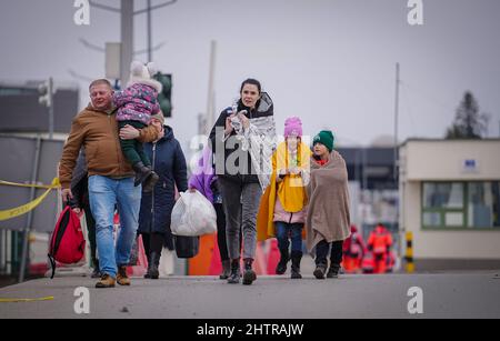 Medyka, Polonia. 02nd Mar 2022. Una famiglia attraversa il confine ucraino-polacco. Qui numerose persone attraversano il confine fuggendo dalla guerra in Ucraina. Credit: Kay Nietfeld/dpa/Alamy Live News Foto Stock