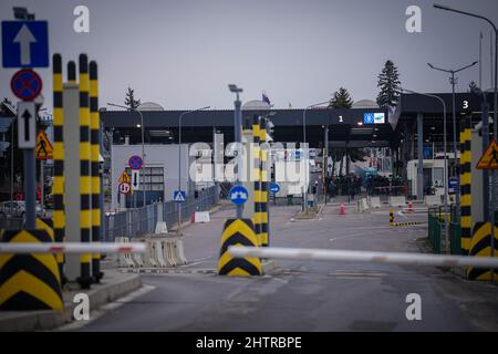 Medyka, Polonia. 02nd Mar 2022. Le barriere al confine ucraino-polacco sono in basso per il traffico automobilistico. Numerose persone attraversano il confine qui a piedi, fuggendo dalla guerra in Ucraina. Credit: Kay Nietfeld/dpa/Alamy Live News Foto Stock