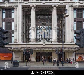 Ingresso principale al grande magazzino Selfridges con orologio Art Deco Queen of Time sopra la tettoia d'ingresso. Oxford Street, Londra, Inghilterra, Regno Unito Foto Stock