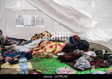 Medyka, Polonia. 02nd Mar 2022. Gli africani dormono in una grande tenda al confine. A Medyka e Przemy?l (Polonia sudorientale) centinaia di non ucraini sono al riparo. Tra le persone che fuggono dalla guerra in Ucraina per la sicurezza delle città di confine europee vi sono i cittadini dei paesi africani, asiatici e del Medio Oriente. La loro vita è stata sconvolta insieme agli ucraini. I treni e gli autobus che portano ad ovest la Polonia trasportano un numero significativo di studenti stranieri, lavoratori e altri. Credit: SOPA Images Limited/Alamy Live News Foto Stock