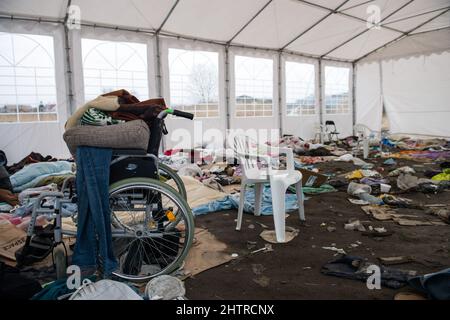 Medyka, Polonia. 02nd Mar 2022. Una tenda vuota e caotica dove la gente si trova al confine.a Medyka e Przemy?l (Polonia sud-orientale) centinaia di non ucraini sono rifugio. Tra le persone che fuggono dalla guerra in Ucraina per la sicurezza delle città di confine europee vi sono i cittadini dei paesi africani, asiatici e del Medio Oriente. La loro vita è stata sconvolta insieme agli ucraini. I treni e gli autobus che portano ad ovest la Polonia trasportano un numero significativo di studenti stranieri, lavoratori e altri. Credit: SOPA Images Limited/Alamy Live News Foto Stock