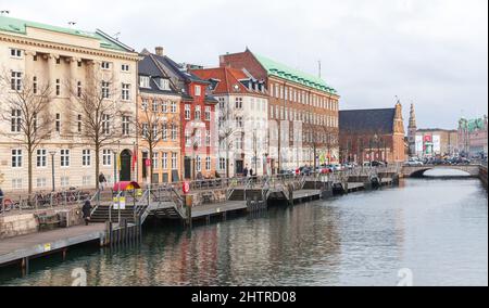 Copenaghen, Danimarca - 10 dicembre 2017: Vista Ved Stranden di giorno. E' una strada pubblica sul lato del canale lungo una breve sezione del lato della Zelanda di S. Foto Stock