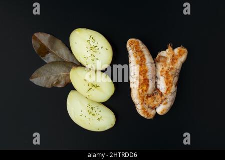 Piatto di uova di nasello fritte accompagnato da patate bollite con olio d'oliva e prezzemolo Foto Stock