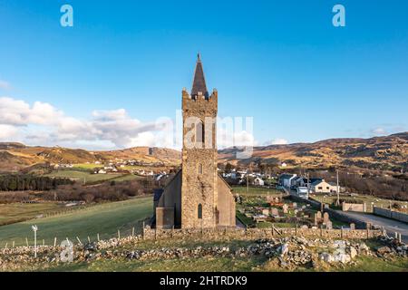 Veduta aerea della Chiesa d'Irlanda a Glencolumbkille - Repubblica d'Irlanda. Foto Stock