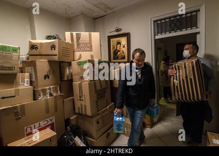 Barcellona, Spagna. 2nd Mar 2022. Cartoni volontari impilati con aiuti umanitari per il suo trasporto in Ucraina, mentre le forze russe continuano i loro attacchi Credit: Matthias Oesterle/Alamy Live News Foto Stock