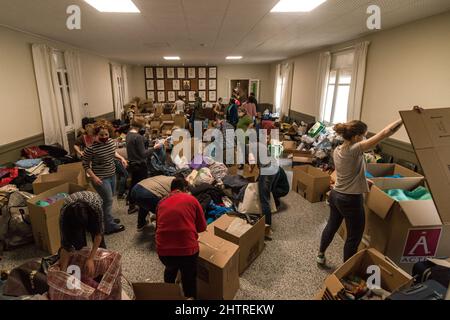 Barcellona, Spagna. 2nd Mar 2022. I volontari raccolgono e ordinano tutti i tipi di aiuti umanitari da inviare in Ucraina mentre le forze russe continuano i loro attacchi Credit: Matthias Oesterle/Alamy Live News Foto Stock