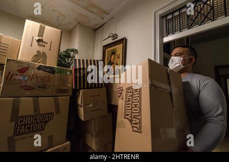 Barcellona, Spagna. 2nd Mar 2022. Cartoni volontari impilati con aiuti umanitari per il suo trasporto in Ucraina, mentre le forze russe continuano i loro attacchi Credit: Matthias Oesterle/Alamy Live News Foto Stock