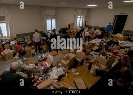 Barcellona, Spagna. 2nd Mar 2022. I volontari raccolgono e ordinano tutti i tipi di aiuti umanitari da inviare in Ucraina mentre le forze russe continuano i loro attacchi Credit: Matthias Oesterle/Alamy Live News Foto Stock