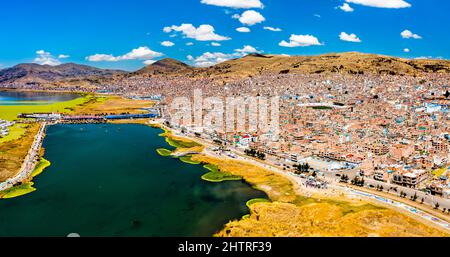 Vista di Puno con il lago Titicaca in Perù Foto Stock