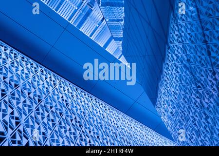 Linee parallele angolate sulla facciata di un edificio dall'architettura moderna. Foto di alta qualità Foto Stock