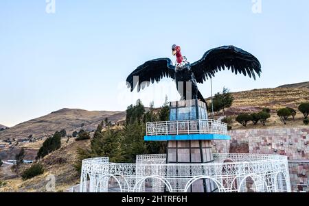 Statua di Condor a un punto di osservazione su Puno in Perù Foto Stock