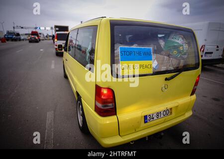 Medyka, Polonia. 02nd Mar 2022. Il veicolo di un'organizzazione di aiuti si trova al confine tra Polonia e Ucraina. Con i piccoli trasporti la gente da molti paesi prova a sostenere la popolazione in Ucraina. Credit: Kay Nietfeld/dpa/Alamy Live News Foto Stock