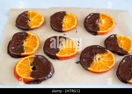 Fette di arancia candite ricoperta di cioccolato. Foto Stock