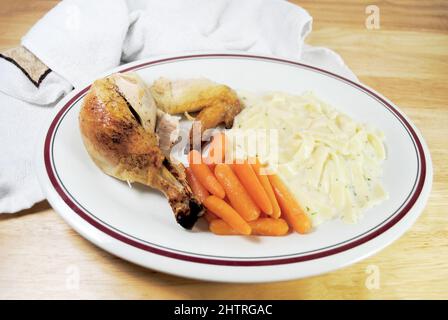 Pollo arrosto servito con carote al vapore e tagliatelle di uova Foto Stock