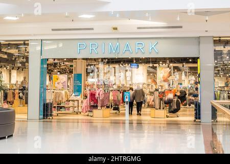 Ingresso principale del negozio di abbigliamento Primark all'interno del Merry Hill Shopping Centre nelle Midlands, Regno Unito. Rivenditori di abbigliamento "Fast Fashion" a basso costo. Foto Stock