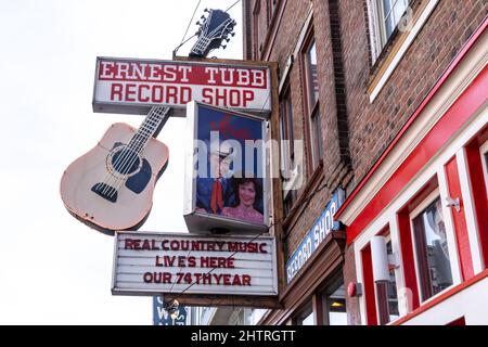 Nashville, Tenessee - 12 gennaio 2022: Insegna ed esterno del famoso negozio di registrazione Ernest Tubs su Broadway Street a Nashville Foto Stock