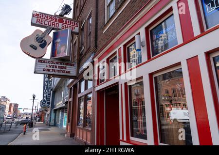 Nashville, Tenessee - 12 gennaio 2022: Insegna ed esterno del famoso negozio di registrazione Ernest Tubs su Broadway Street a Nashville Foto Stock