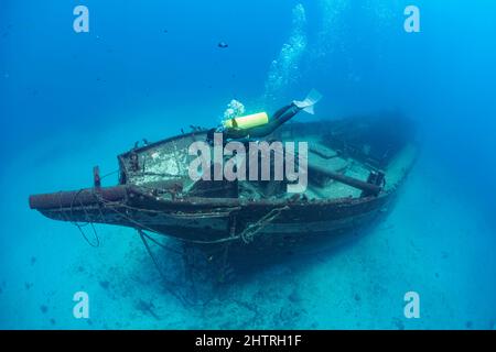 I Cartaginesi, un punto di riferimento di Lahaina, fu affondato come una barriera corallina artificiale off Lahaina, Maui, Hawaii nel dicembre 2005. Foto Stock