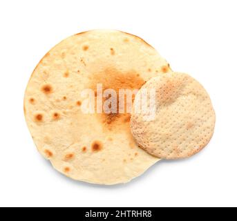 Pane piatto ebraico rotondo matza per la Pasqua su sfondo bianco Foto Stock