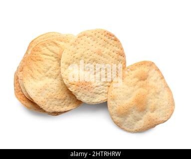 Pane piatto ebraico rotondo matza per la Pasqua su sfondo bianco Foto Stock