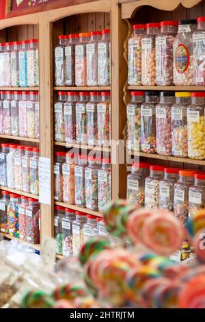 Una selezione di classici vecchi dolci in vasetti. Foto Stock