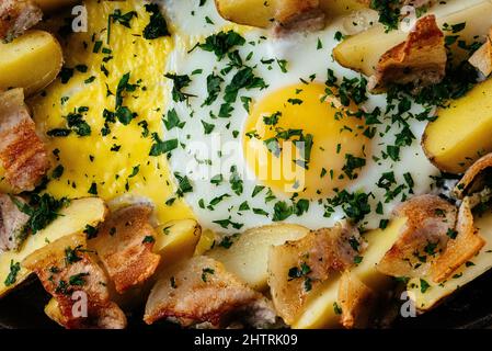 arrostire carne e verdure in una padella in ghisa ristorante m Foto Stock