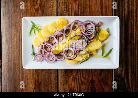 patate bollite e aringhe sottaceto. menu ristorante Foto Stock