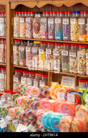 Una selezione di classici vecchi dolci in vasetti. Foto Stock