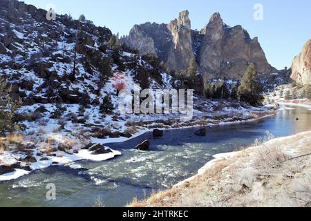 Smith Rock Crooked River Trail in inverno nel centro dell'Oregon Foto Stock