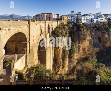 Vista sulla gola di Tajo fino agli edifici di la Ciudad, la città vecchia arroccata sul bordo della gola di Tajo. Sulla sinistra si trova il Puente Nuevo, o New Brid Foto Stock
