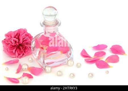 Acqua di rosa per il trattamento di idratazione della pelle. Mantiene l'equilibrio del ph della pelle, è antibatterico, può aiutare a guarire l'acne, la dermatite e l'eczema. In vetro art deco Foto Stock