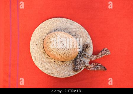 Vista dall'alto del cappello di paglia, concetto estivo Foto Stock