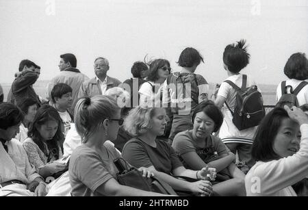 1980s, storico, turisti a bordo di una barca da diporto sul fiume Hudson in un viaggio per vedere la Statua della libertà, New York NY, USA. Foto Stock