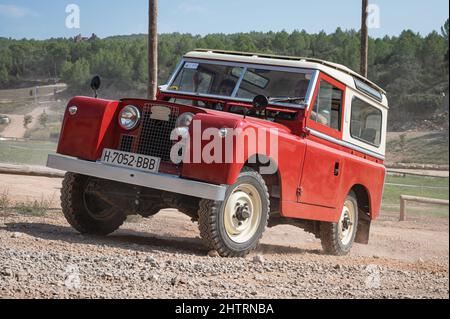 Foto di una Land Rover Santana rossa sul campo Foto Stock