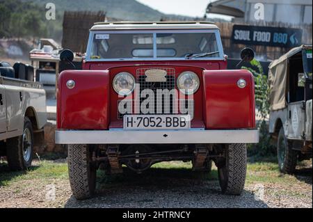 Foto di Land Rover Santana rossa sul campo Foto Stock