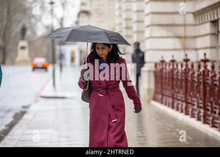 Londra, Inghilterra, Regno Unito. 2nd Mar 2022. Procuratore generale per Inghilterra e Galles SUELLA BRAVERMAN è visto al di fuori del Foreign and Commonwealth Office. (Credit Image: © Tayfun Salci/ZUMA Press Wire) Foto Stock