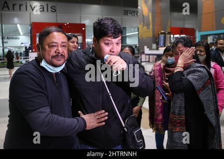 New Delhi, Nuova Delhi, India. 2nd Mar 2022. Sujoy Dutta, 23, (2L) un cittadino indiano che lavora a Kiev, esce dall'Aeroporto Internazionale Indira Gandhi, dopo essere arrivato su un volo speciale da Budapest che trasporta cittadini indiani bloccati dall'Ucraina, in mezzo all'invasione russa in corso. (Credit Image: © Karma Sonam Bhutia/ZUMA Press Wire) Foto Stock