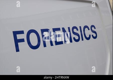 La polizia britannica Forensics veicoli in una scena criminale nel Regno Unito, Inghilterra, Gran Bretagna Foto Stock