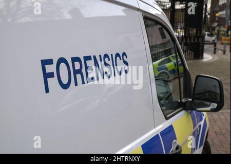 La polizia britannica Forensics veicoli in una scena criminale nel Regno Unito, Inghilterra, Gran Bretagna Foto Stock