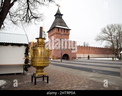 Tula, Russia - 04 gennaio 2021: Vista di un grande samovar vicino al Cremlino di Tula sull'argine di Kazanskaya, Tula Foto Stock