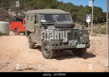 Verde Land Rover Santana Ligero in campo in una giornata di sole Foto Stock