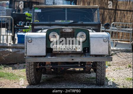 Primo piano della prima generazione di Land Rover Santana parcheggiata sul campo a Barcellona, Spagna Foto Stock