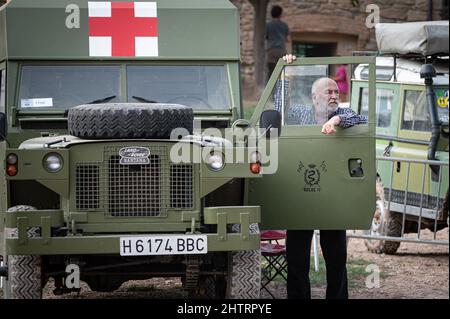 Sparato dell'ambulanza militare Land Rover Santana Ligero e un maschio appoggiato alla porta di Barcellona Foto Stock