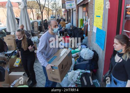 Madrid, Spagna. 02nd Mar 2022. I volontari organizzano cibo, medicine e vestiti donati per l'Ucraina in scatole al 'Ukramarket'. (Foto di Fer Capdepon Arroyo/Pacific Press/Sipa USA) Credit: Sipa USA/Alamy Live News Foto Stock