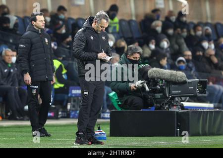 Bergamo, Italia. 28th Feb 2022. Italia, Bergamo, febbraio 28 2022: Marco Giampaolo (direttore Sampdoria) scrive note in panchina nella seconda metà durante la partita di calcio ATALANTA vs SAMPDORIA, Serie A 2021-2022 day27, Stadio Gewiss (Foto di Fabrizio Andrea Bertani/Pacific Press/Sipa USA) credito: Sipa USA/Alamy Live News Foto Stock