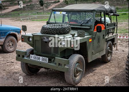 Primo piano dell'Esercito Land Rover Santana Ligero parcheggiato nel campo di Barcellona, Spagna Foto Stock