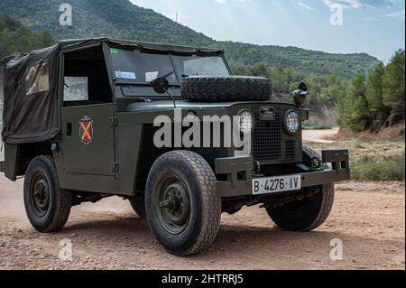 Primo piano dell'Esercito Land Rover Santana Ligero parcheggiato nel campo di Barcellona, Spagna Foto Stock